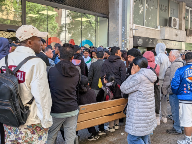 Advocats que acompanyen el procés de regularització: "Ens trobem clients que han dormit a les cues, revenda de tiquets i estafes de 400 euros per una cita gratuïta" episode artwork