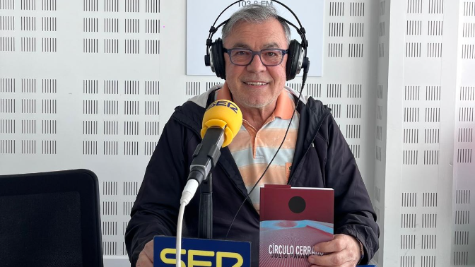 El presidente del Liceo Poético de Benidorm, Julio Pavanetti, presenta su primera antología episode artwork