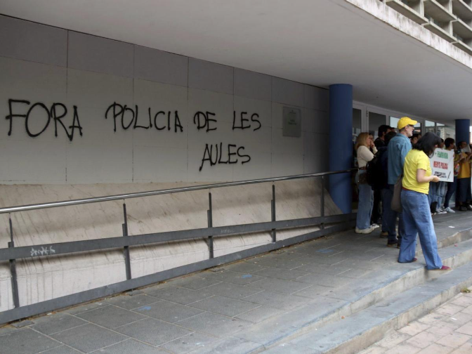 Un sindicat de Mossos defensa portar armes als centres educatius episode artwork