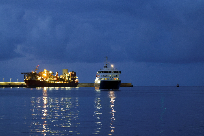 El MV Hondius llega a Tenerife y fondea ya para evacuar a los pasajeros tras el brote de hantavirus a bordo episode artwork