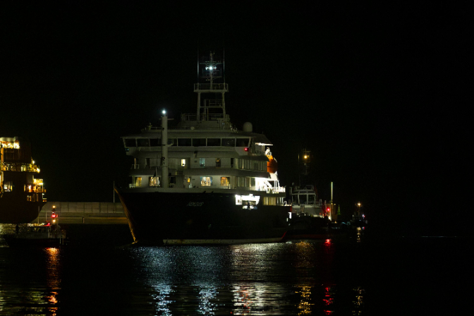 El barco del hantavirus llega al puerto de Granadilla y se prepara para la evacuación de los pasajeros episode artwork