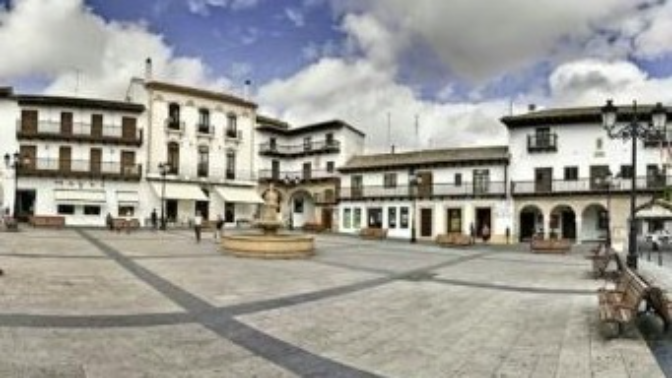 Conjunto Histórico-Artístico, de estilo colonial y planta rectangular: la plaza Mayor de Tarazona de La Mancha