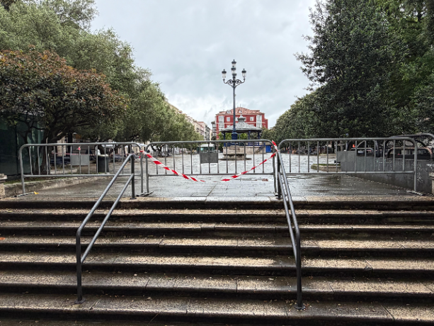 El cierre de la Plaza Pombo por daños estructurales en el aparcamiento subterráneo sorprende a los negocios de la zona al no haber recibido ninguna comunicación por parte del Ayuntamiento de Santander.