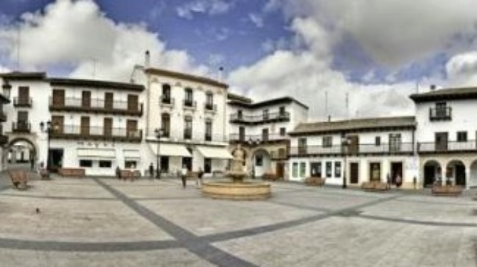 Conjunto Histórico-Artístico, de estilo colonial y planta rectangular: la plaza Mayor de Tarazona de La Mancha
