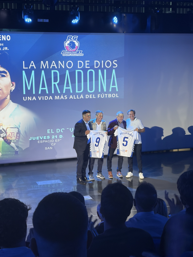 Todos los estamentos del CD Tenerife asisten al pre-estreno del documental 'La mano de Dios' sobre Diego Armando Maradona episode artwork