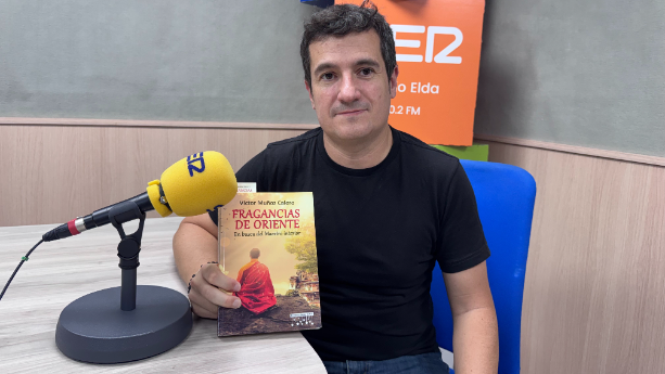 Víctor Muñoz, escritor de Petrer, sobre su libro "Fragancias de Oriente" episode artwork