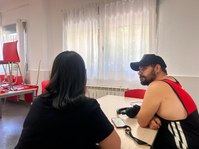 “No sabes si te pueden pegar, agredir o robar cuando duermes en la calle”: el papa León XIV visita un centro de acogida de Cáritas