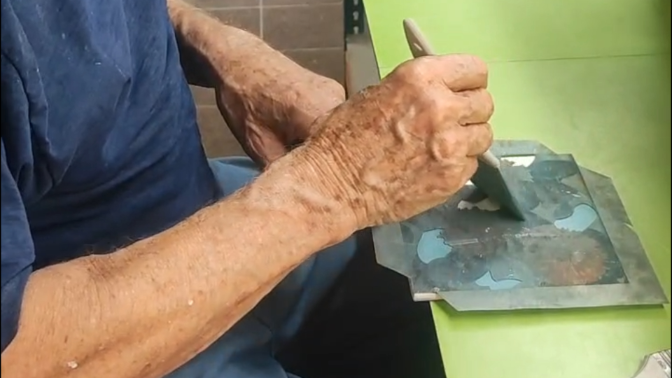 El taller de ceràmica que fa els souvenirs de Gaudí: "La maquinària són les nostres mans" | El Balcó episode artwork