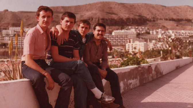 Se reencontraron 40 años después a través de una fotografía en Facebook episode artwork