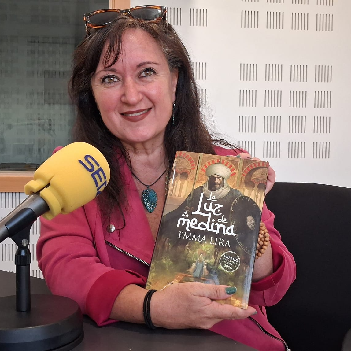 Entrevistamos a Emma Lira, por su novela 'La luz de Medina' episode artwork