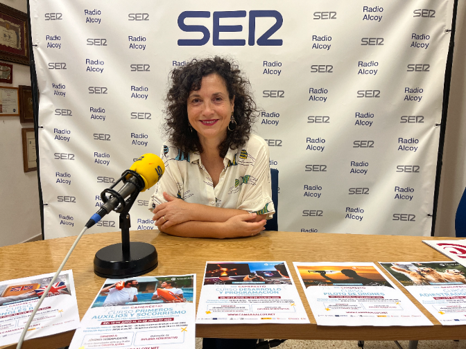 Entrevista a Eva Serrano, tècnica d'Orientació Laboral de la Cambra de Comerç d'Alcoi, per la formació adreçada a joves desocupats episode artwork