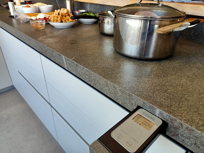 Emogue Interiors muestra su placa invisible con un showcooking episode artwork