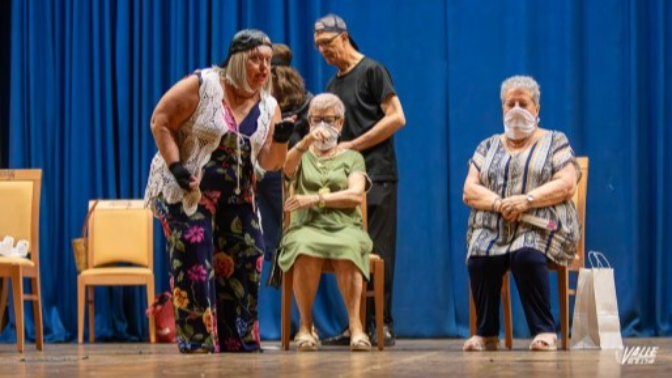 Olga Sanchiz, profesora de teatro de las Aulas de la Tercera Edad de Elda, presenta "Tres comedias para una noche mágica". episode artwork