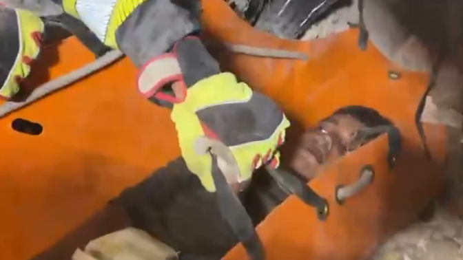 "No te duermas": rescatistas mexicanos sacan con vida a un niño de 11 años que ha sobrevivido 72 horas bajo las piedras en Venezuela episode artwork