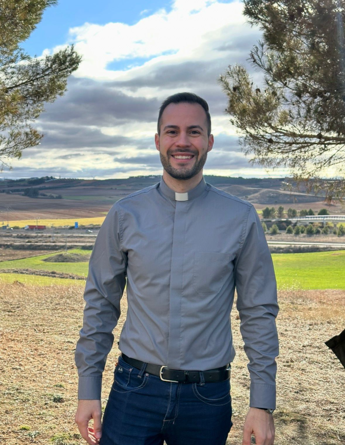 Entrevista con el sacerdote influencer, Fidel Gómez pregonero de Villanueva de la Jara episode artwork