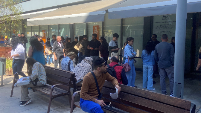 Un total de 1.170.000 personas se acogen a la regularización de migrantes, más del doble de lo previsto por el Gobierno episode artwork