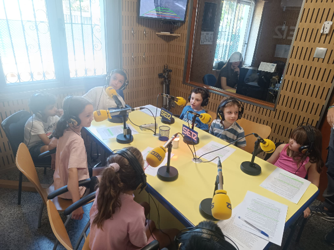 Entrevista con los alumnos de 1º de Primaria del CEIP Nuestra Señora de la Paz, participantes del proyecto de radio escolar "Somos del Mundo"; en Hoy por Hoy Ronda y Comarca (02/07/26) episode artwork