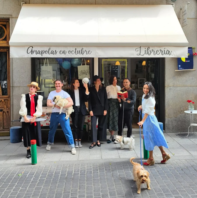 "Hay gente que ha cogido un avión para venir a despedirse", Laura Riñón cierra las puertas de su librería