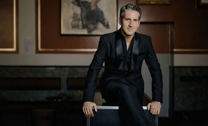 Lucas Macías, director titular de la Ross: "Me gustaría hacer el concierto participativo en un gran lugar como en la Cartuja, en el Benito Villamarín o en el Sánchez Pizjuán, ¿por qué no?" episode artwork