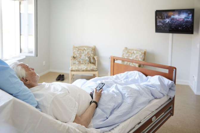 "Mi padre vive el Mundial en la cama del hospital": Más de 17.000 personas firman para hacer gratuito el servicio de televisión en los hospitales madrileños episode artwork