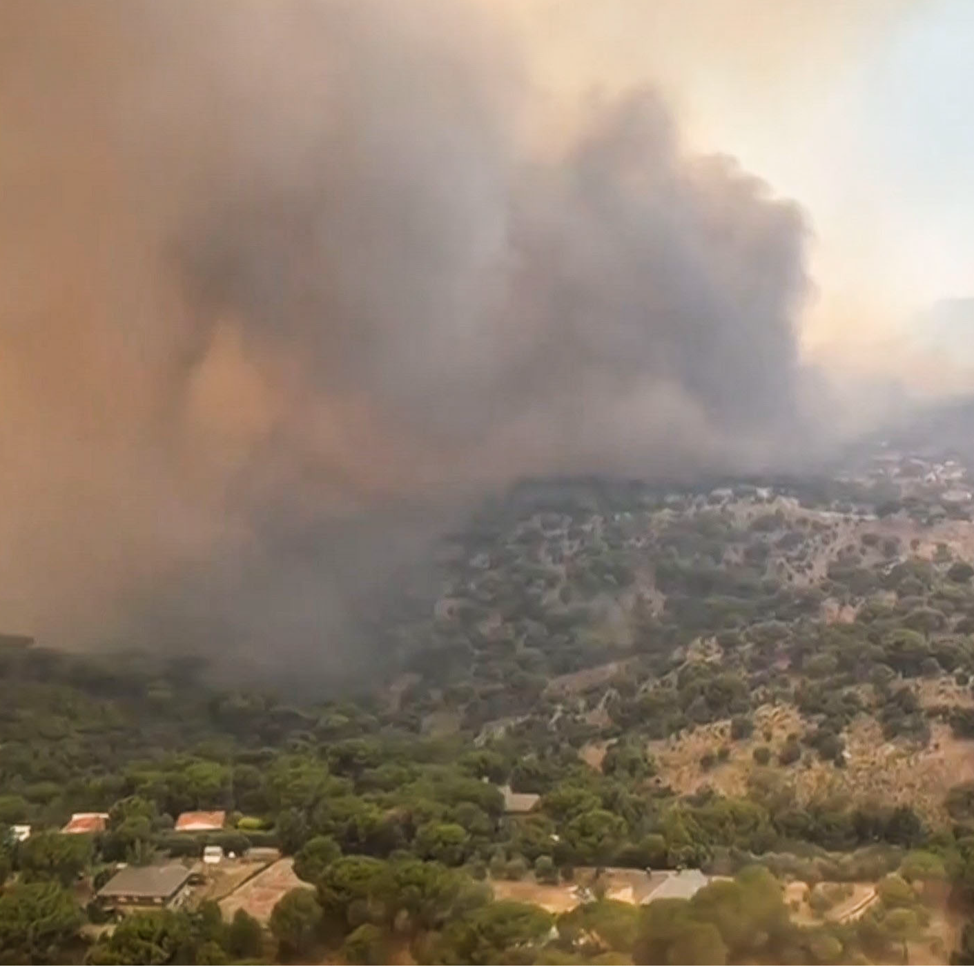 Los equipos de extinción continúan trabajando para controlar los incendios de Ávila y Madrid en una jornada en la que se esperan mejores condiciones meteorológicas episode artwork