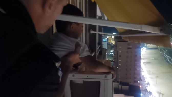 La Policía Local de Benidorm rescata a un niño encaramado sobre un aire acondicionado en un edificio de gran altura episode artwork