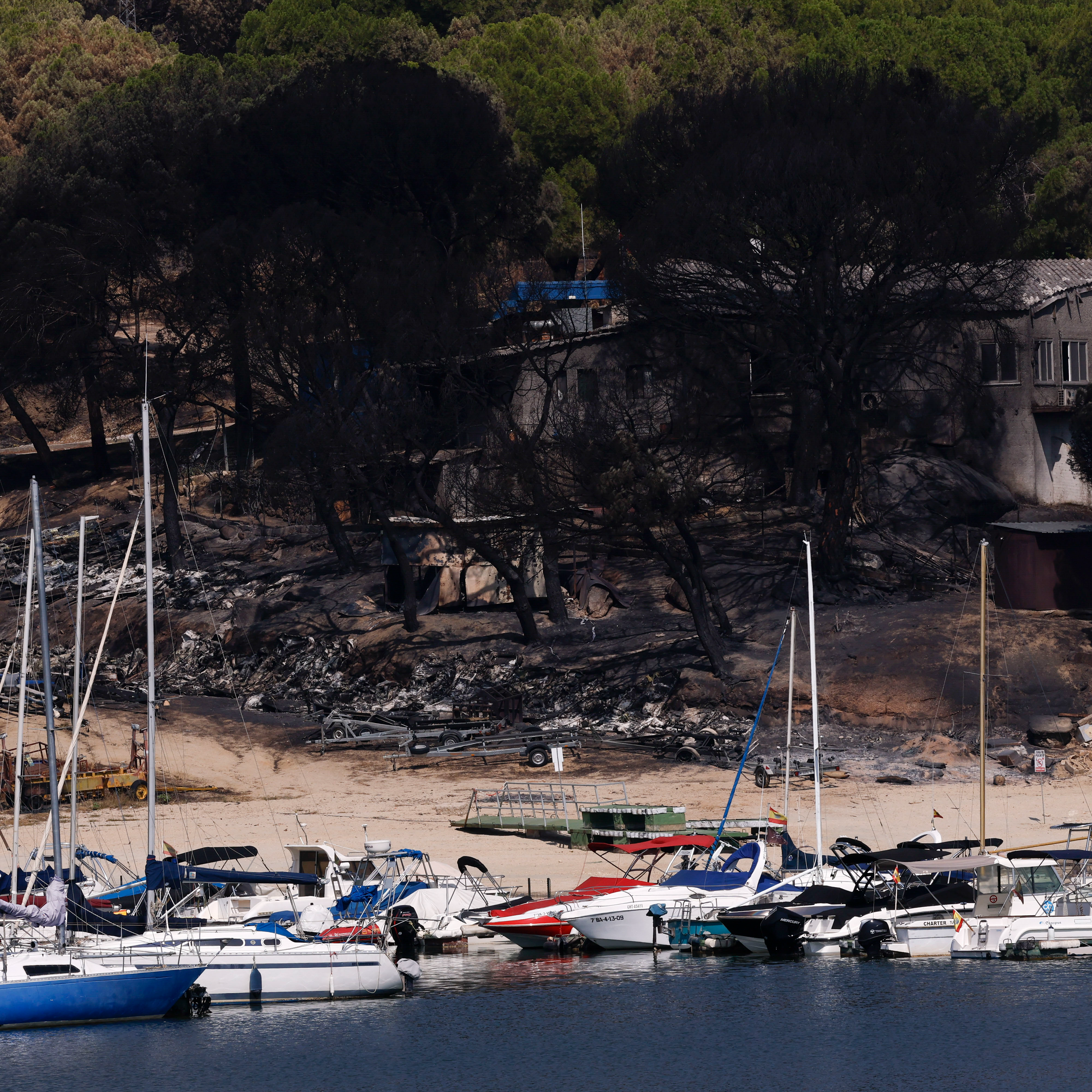 Pérdidas millonarias y meses de advertencias ignoradas: el relato de los afectados por el incendio de Madrid