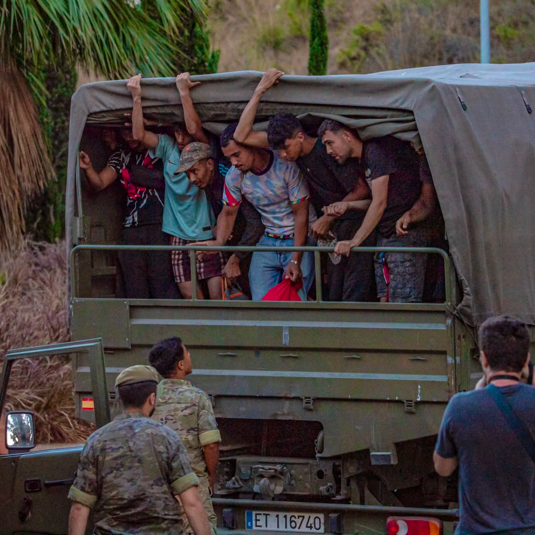 El Ejército usa camiones militares para expulsar a jóvenes migrantes de Ceuta y enviarlos de nuevo a Marruecos