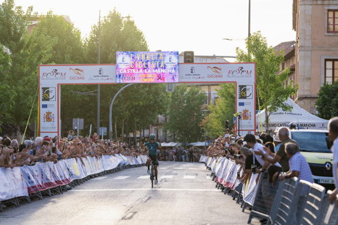 Entrevista con el vicepresidente de la Federación de Ciclismo de Castilla-La Mancha, técnico en la Vuelta Ciclista a Castilla-La Mancha y ex ciclista profesional, Paco Cerezo, por la II Vuelta Ciclista a CLM episode artwork