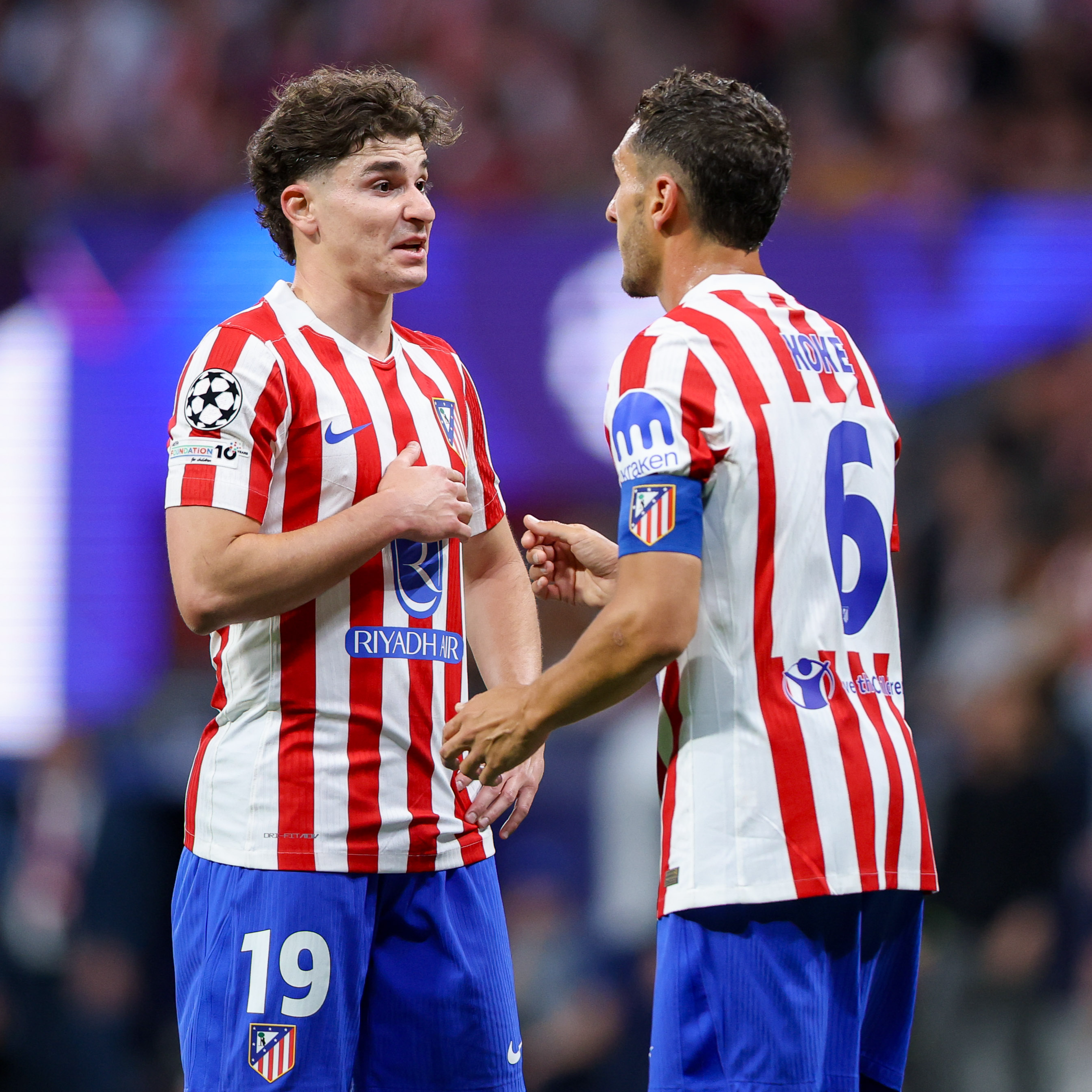 El Sanedrín |  La plantilla del Atlético de Madrid apoya a Julián Álvarez, pero cree que el argentino debería pedir perdón a la afición