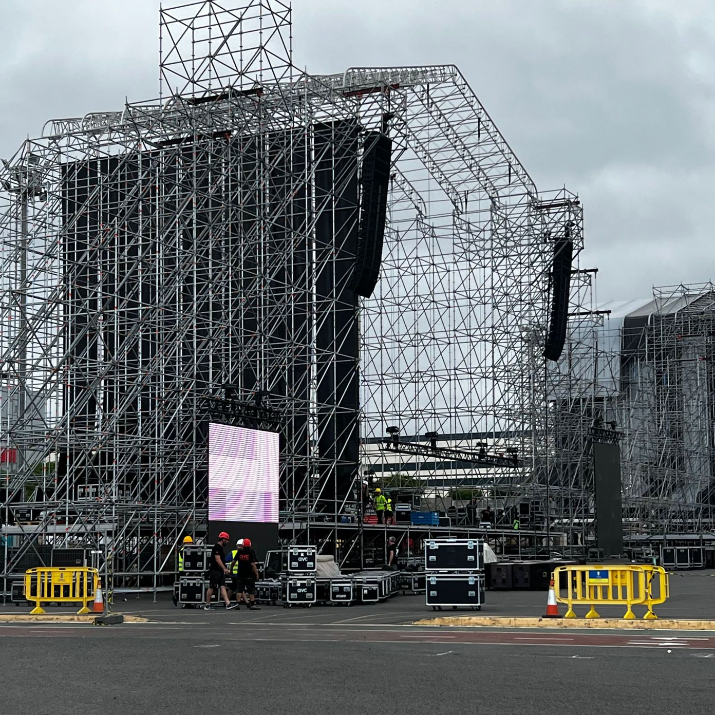Hora 14 Fin de Semana | Los festivales de música en el punto de mira por la exposición de sus trabajadores a las altas temperaturas episode artwork