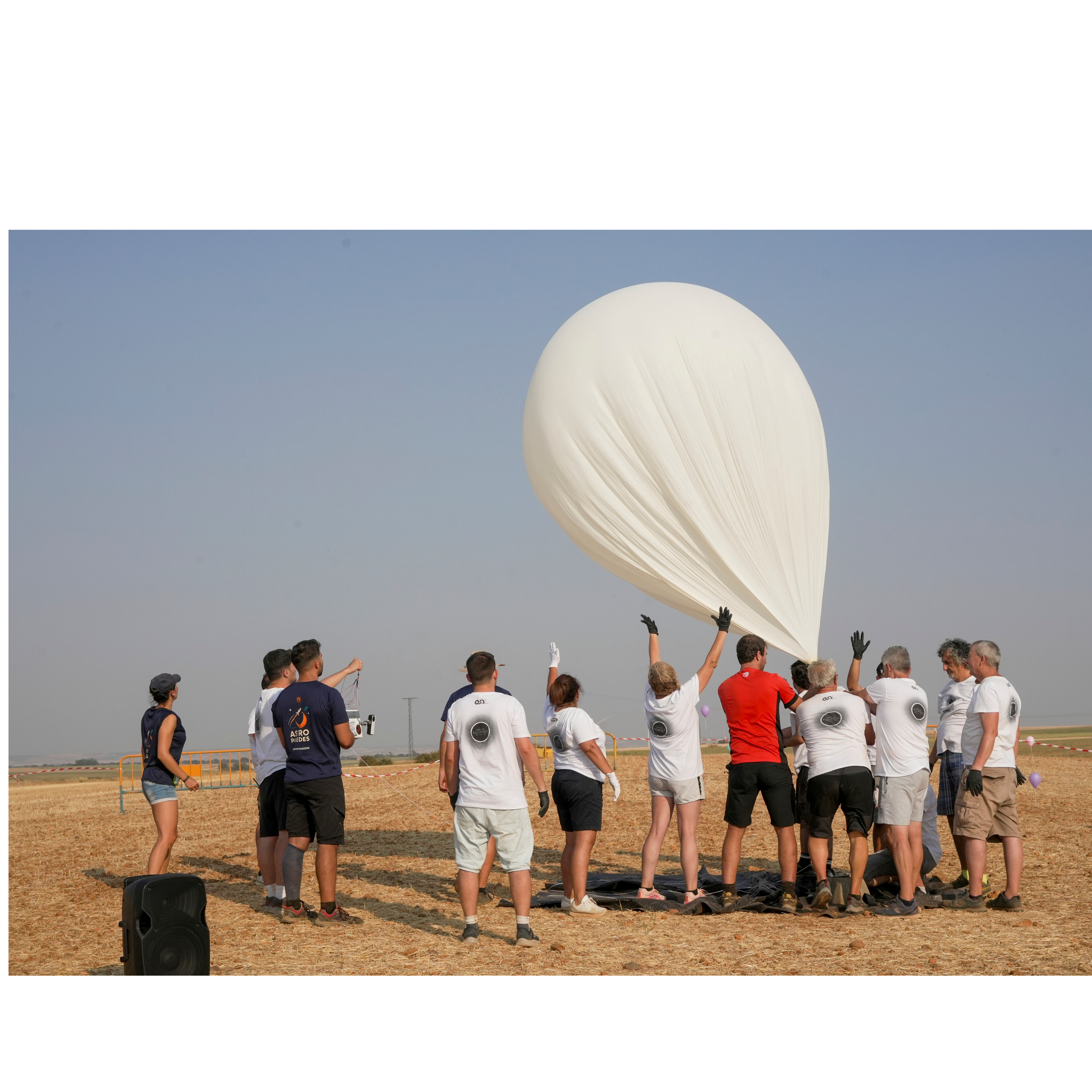 Una cuadrilla de Andosilla lanza un globo sonda para captar el eclipse y cae en un pueblo de León episode artwork