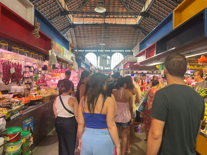 Clientes y comerciantes siguen cansados de las "molestias del turismo" en el Mercado de Atarazanas: "Los carteles no funcionan" episode artwork
