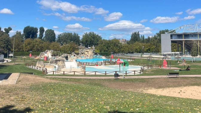 El verano más seco y caluroso dispara la afluencia a las piscinas municipales
