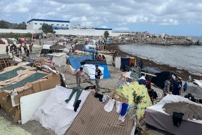 El asentamiento de migrantes en Ceuta ocupa la playa Benítez