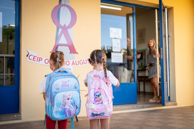 La aventura de aprender: Cómo ayudar a un niño nuevo en el colegio
