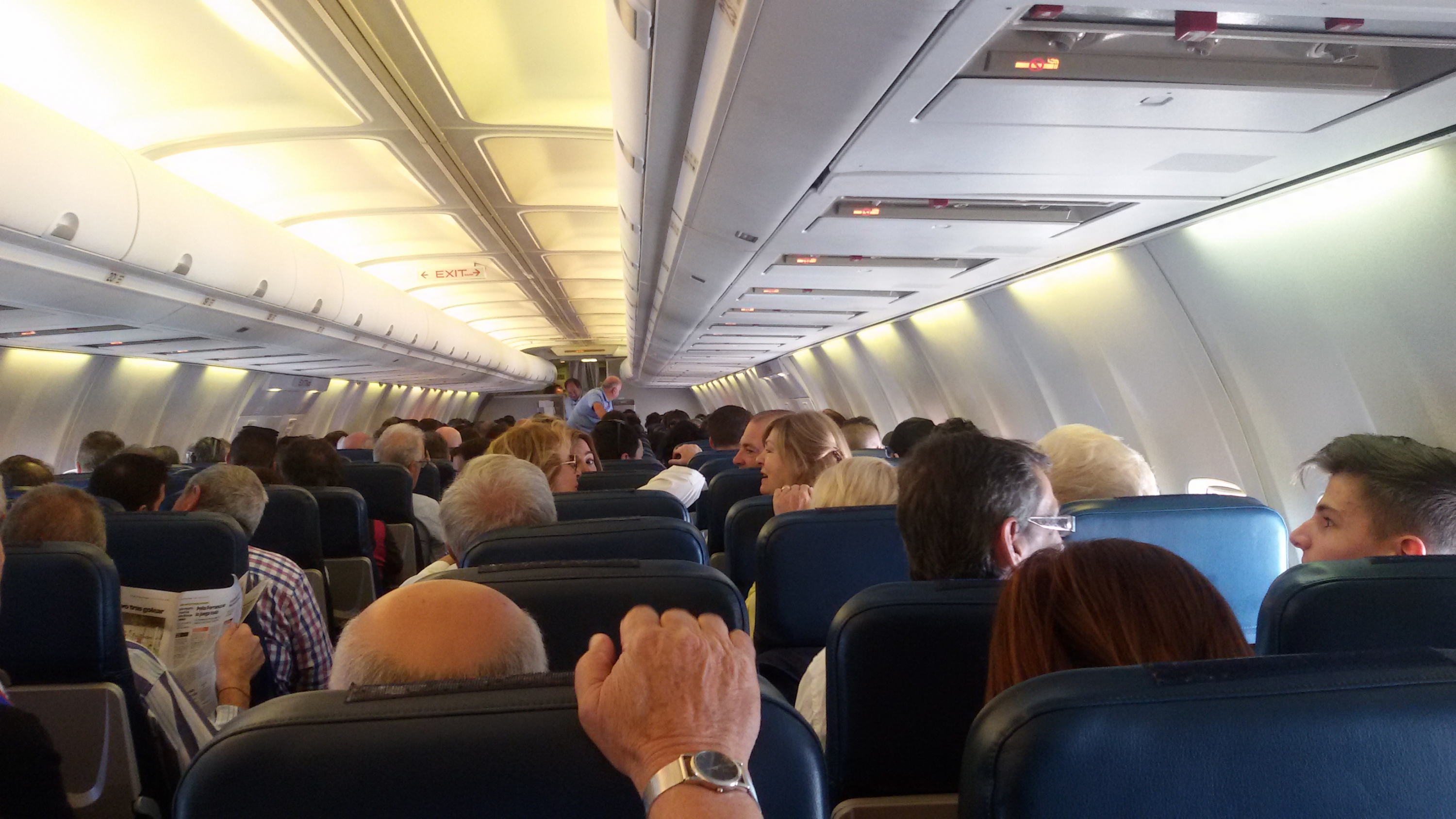 Aficionados de la SD Huesca en el interior del avión