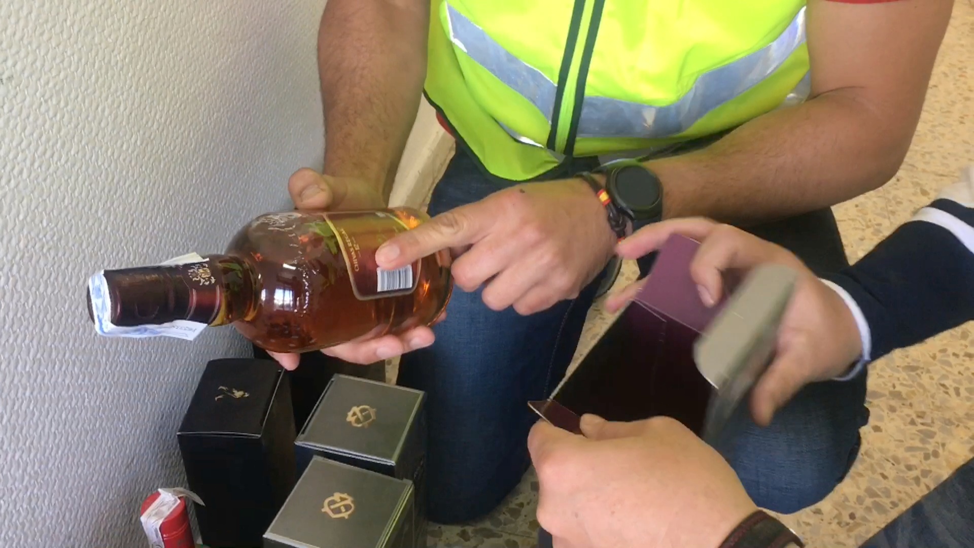 botellas intervenidas por la Guardia Civil