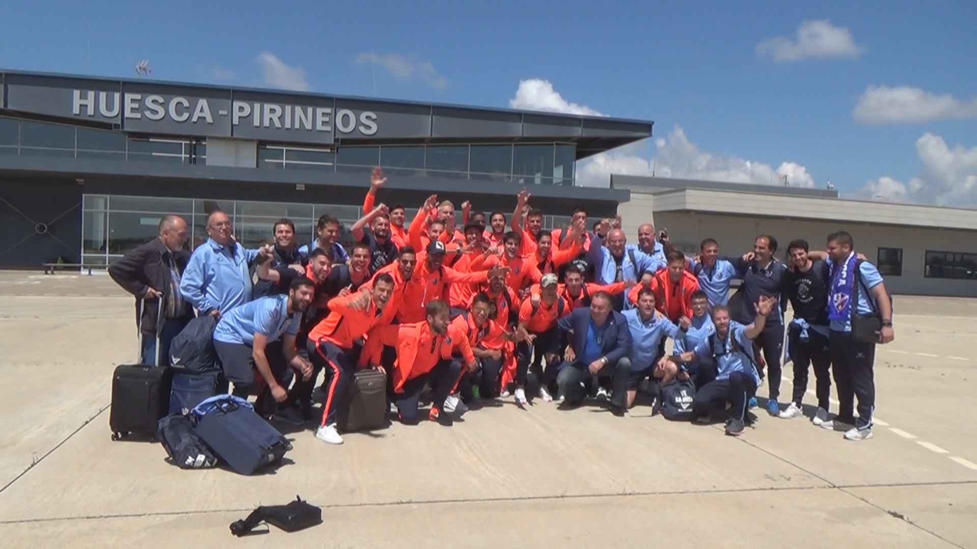Llegada de los jugadores de la SD Huesca a Huesca-Pirineos y recibimiento
