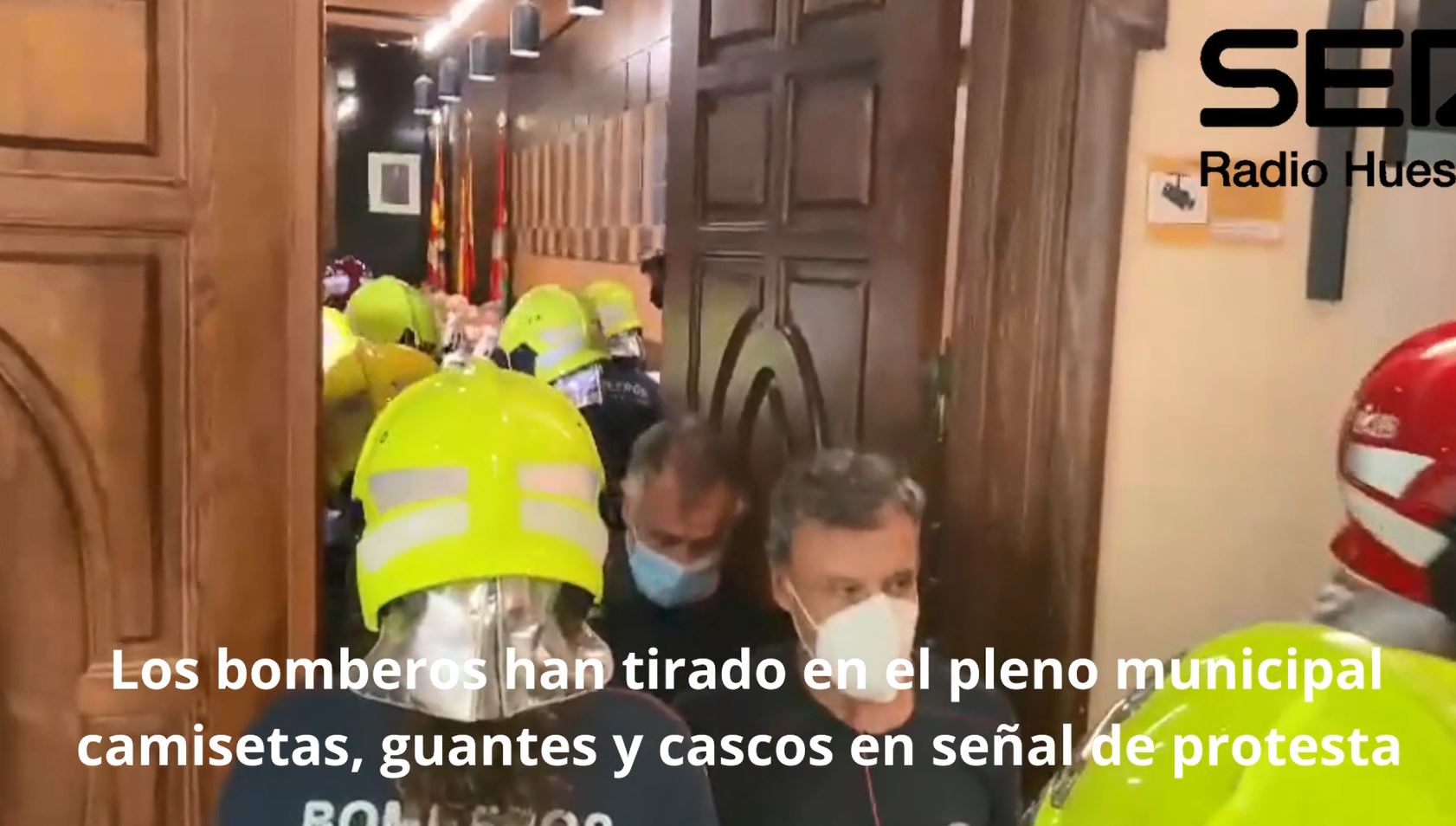 Los bomberos protestan en el pleno municipal